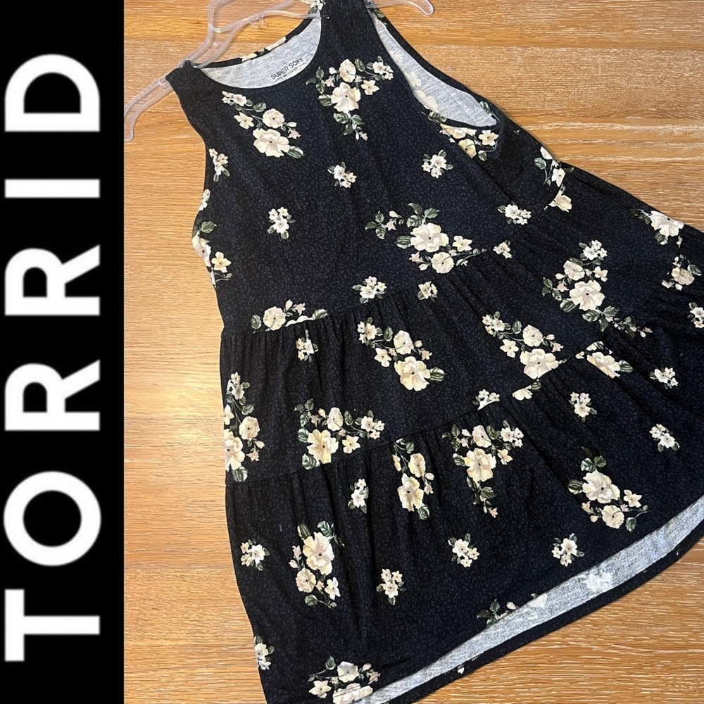 Torrid sleeveless tunic top.